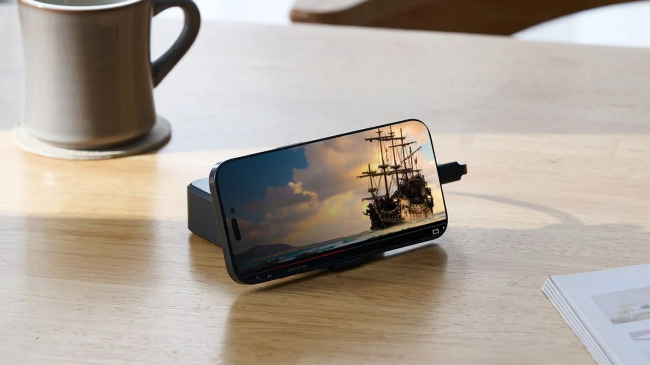 4in1モバイルバッテリーのスタンドでスマホを横向きに立てた様子