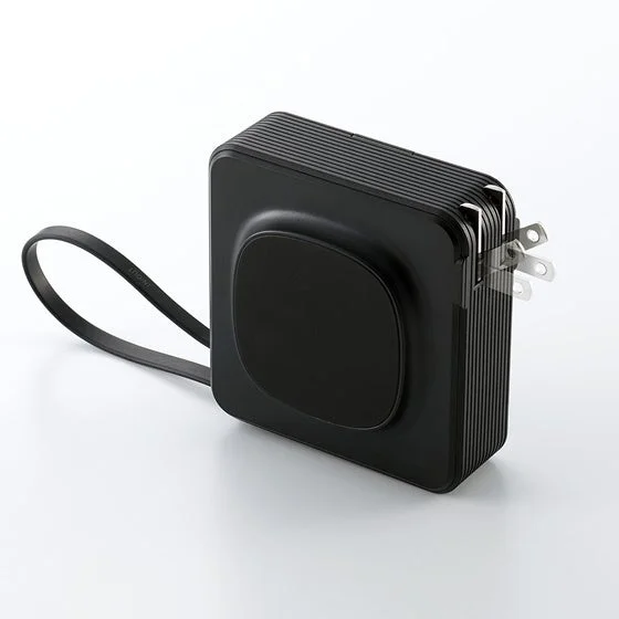 4in1モバイルバッテリー。黒い本体に電源プラグとストラップ状ケーブル