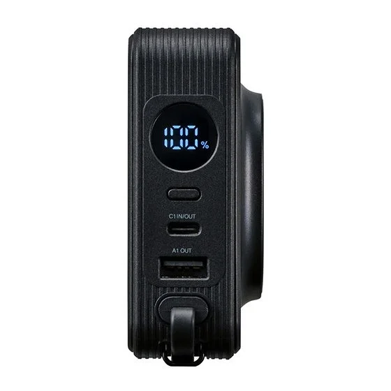 4in1モバイルバッテリーの側面。LEDパネルに100%表示、USB Type-CとUSB-Aポート