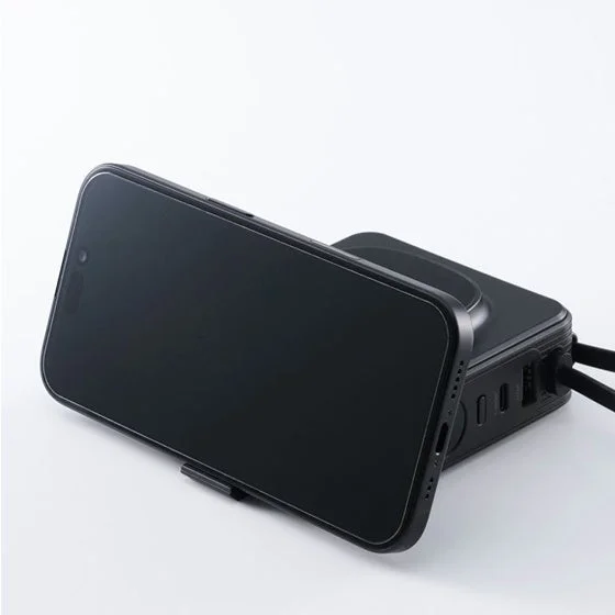 4in1モバイルバッテリーのスタンドでスマホを横向きに立てかけた様子
