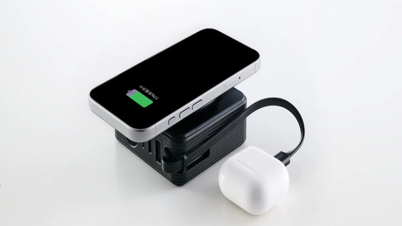Qi2対応の4in1モバイルバッテリー上でスマホをワイヤレス充電し、ケーブルでイヤホンケースも接続