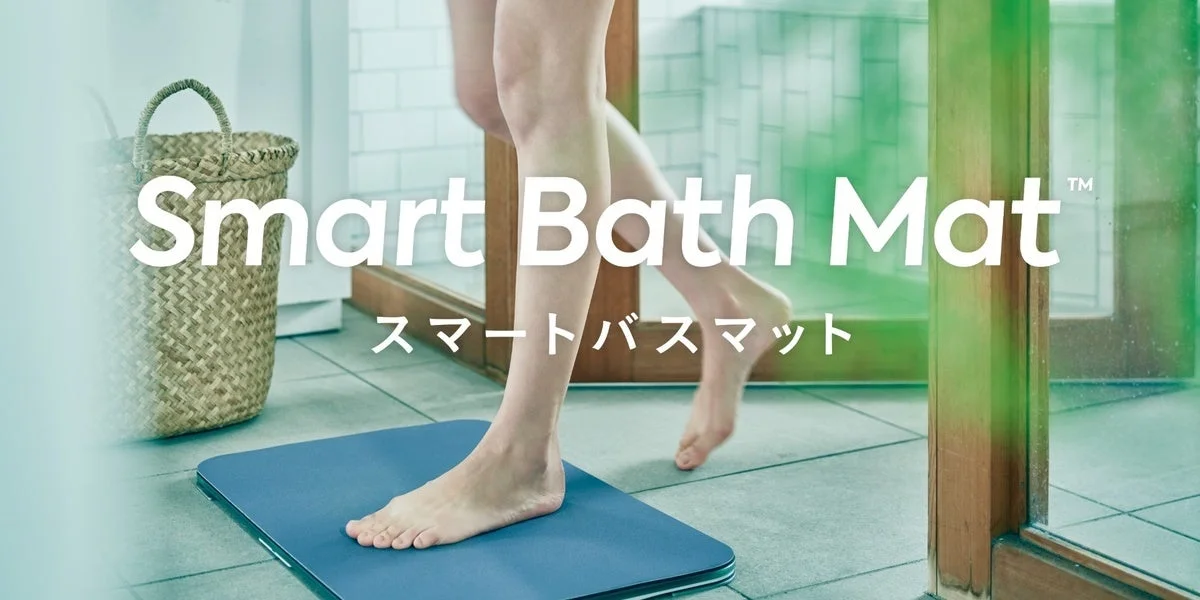 スマートバスマット体組成計モデル（2026）に素足で乗る人物
