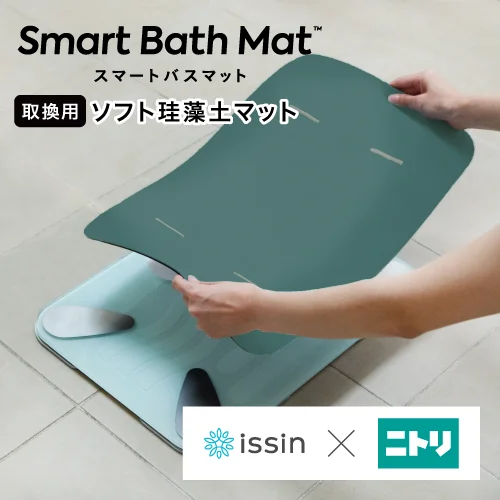 取り換え用ソフト珪藻土マットを本体に取り付ける手元の様子