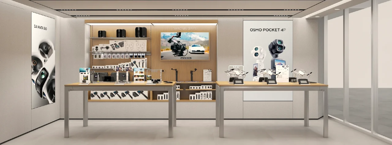 ドローンやジンバルが並ぶ展示テーブルとOSMO POCKET 4Pポスターのある店内CG