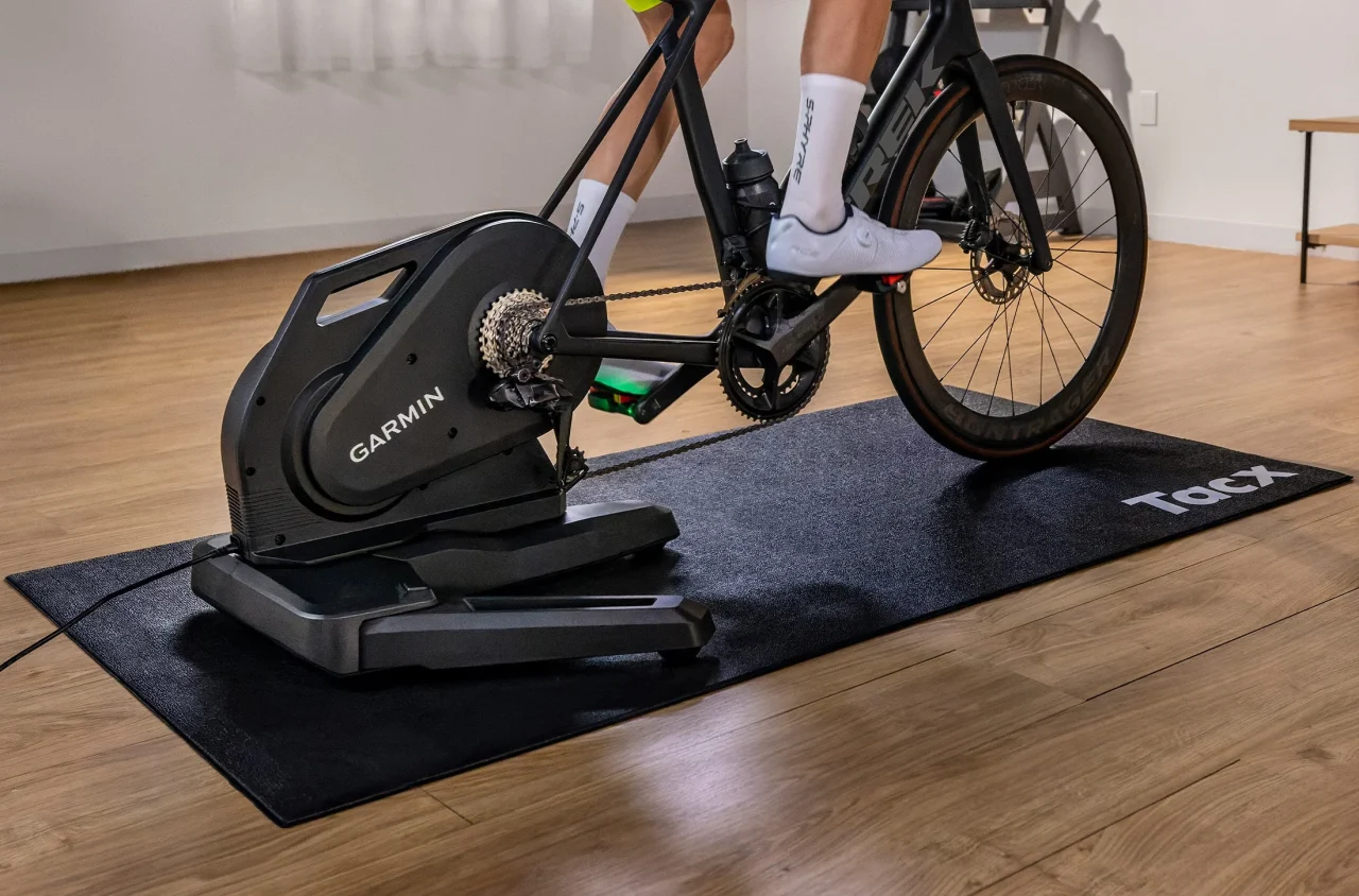 Tacx Neraに自転車を取り付けてトレーニングする様子。Tacxのマット上