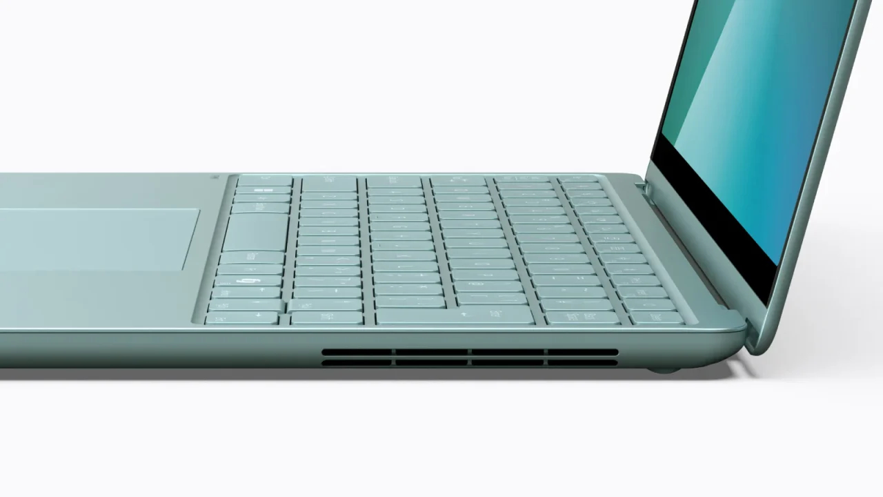 FMV Note Cのキーボード側面。手前の吸排気口が見える薄型ノートPC