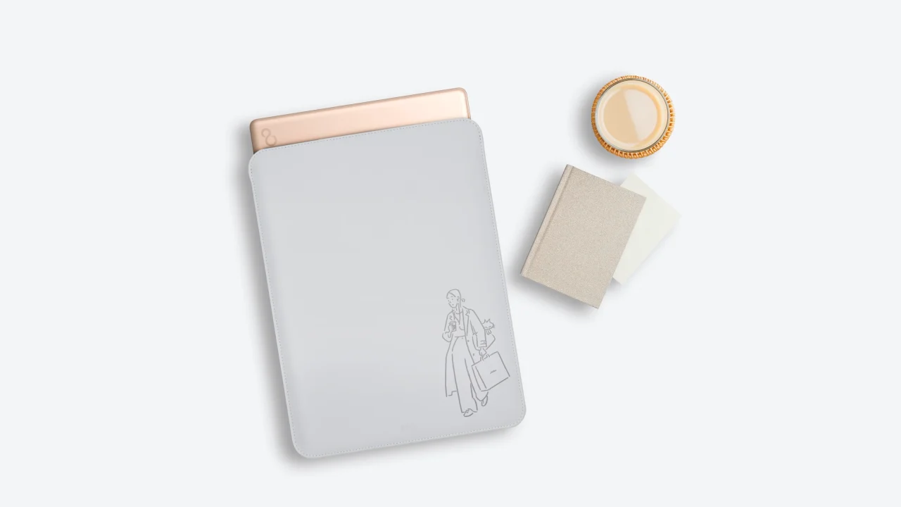 Note Cぴったりサイズの専用ケース。人物イラスト入りで端末が差し込まれている