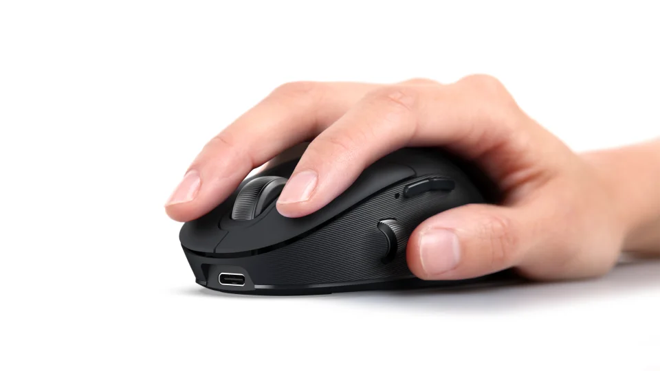 手でマウスを握る様子。FMV Mouse Xの黒いコンパクトなデザイン