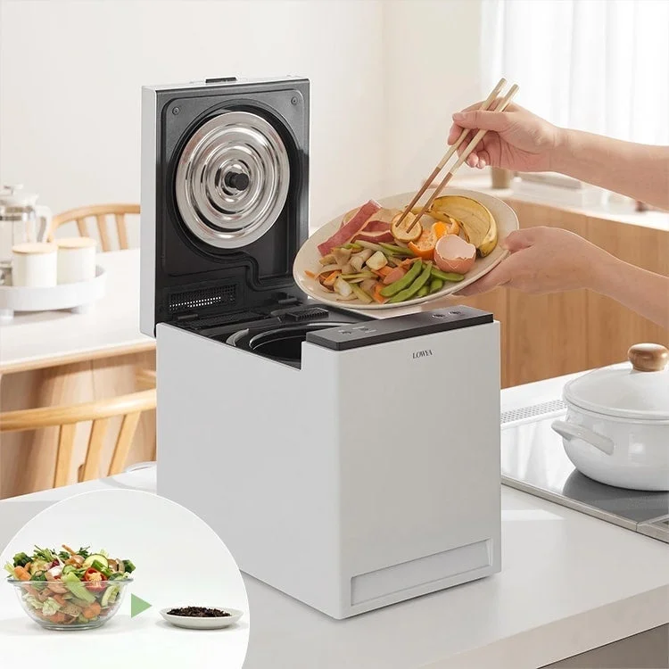 エコペダルスリム。白い生ごみ処理機の蓋を開け、野菜の皿を持つ様子