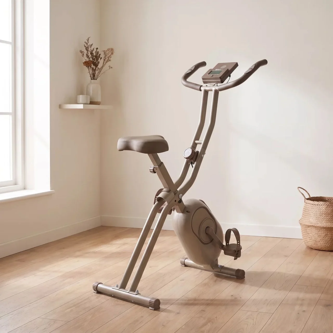 ショコラ色のSTEADY フィットネスバイク。明るい室内の床に置かれている
