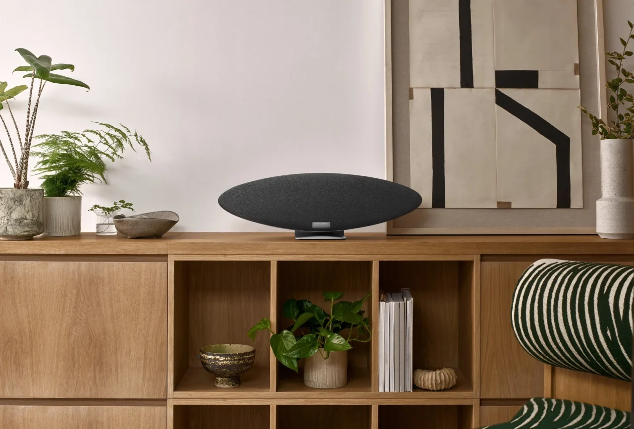 木製棚の上に置かれた Zeppelin Pro Edition ワイヤレススピーカー