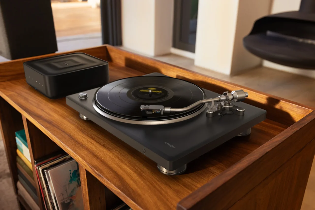木製棚の上に置かれたDP-500BT Bluetooth対応ベルトドライブ・レコードプレーヤー