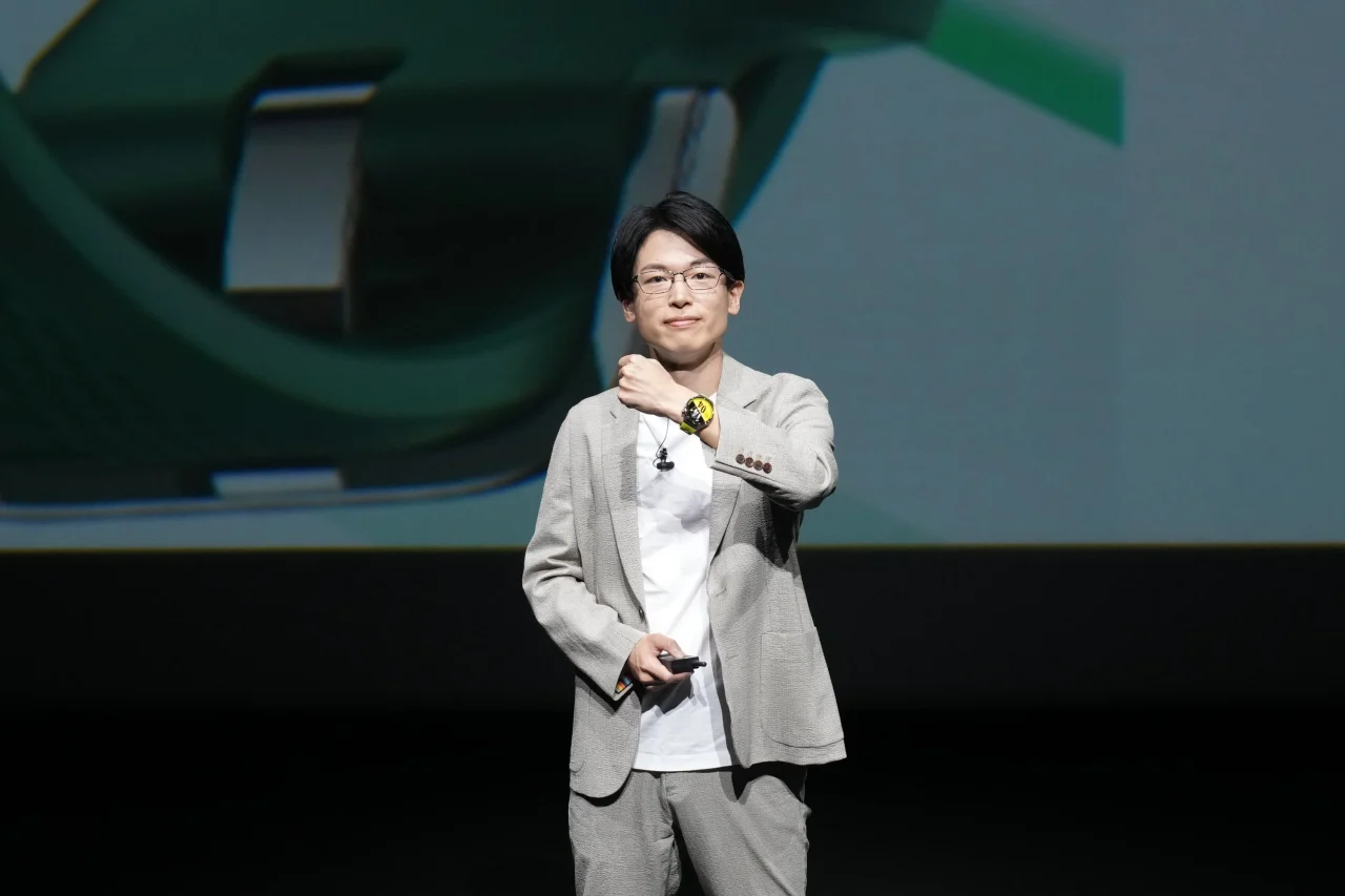 HUAWEI WATCH GT 7 Proを着けた腕を見せて登壇する男性