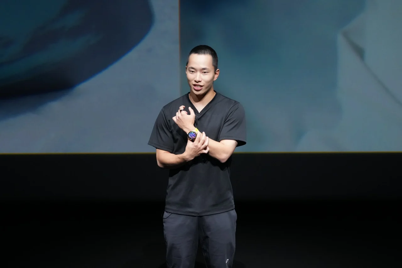 HUAWEI WATCH GT 7 Proの使用体験を語る、腕時計を着けた黒Tシャツの登壇者