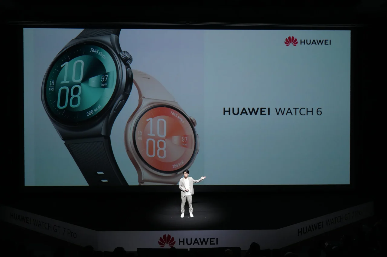 発表会のスクリーンに映るHUAWEI WATCH 6と登壇者