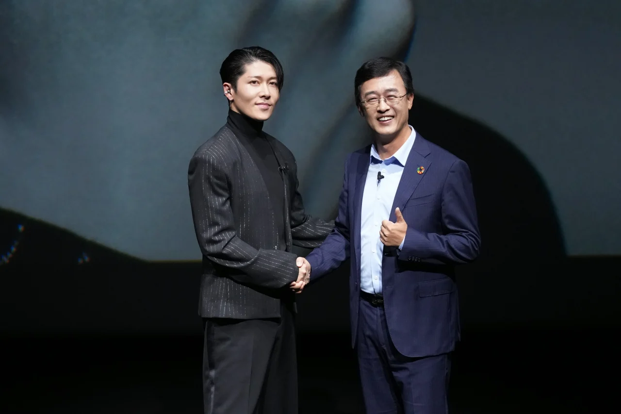 HUAWEI FreeClip 2 Sの発表会で握手を交わすMIYAVI氏と賀 磊氏