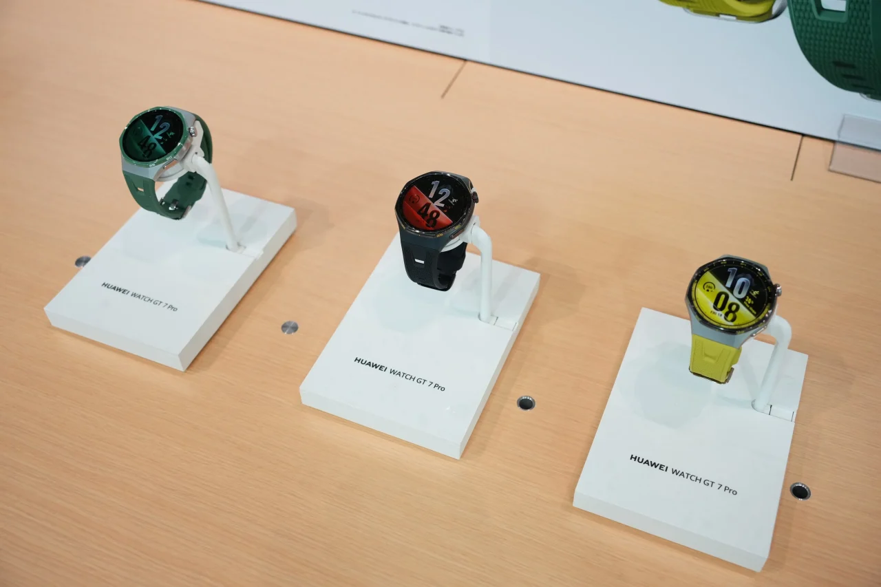 タッチアンドトライで展示された HUAWEI WATCH GT 7 Pro の3色