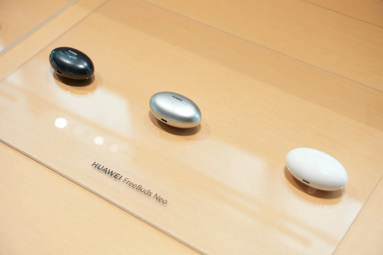 HUAWEI FreeBuds Neoの展示。ブラック、シルバー、ホワイトの3色