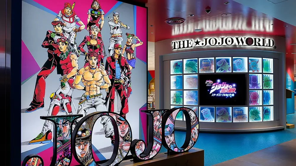 THE★JOJO WORLD店内のジョジョキャラクターパネルと展示棚