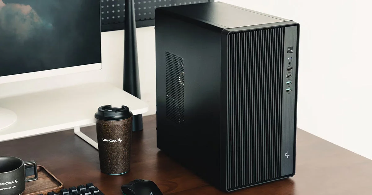 デスク上に置かれた黒いミニタワー型PCケース。前面はグリル仕様