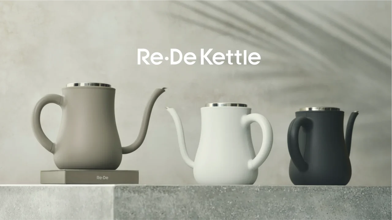 Re・De Kettleのグレー、白、黒の3色のケトルが並ぶ告知ビジュアル