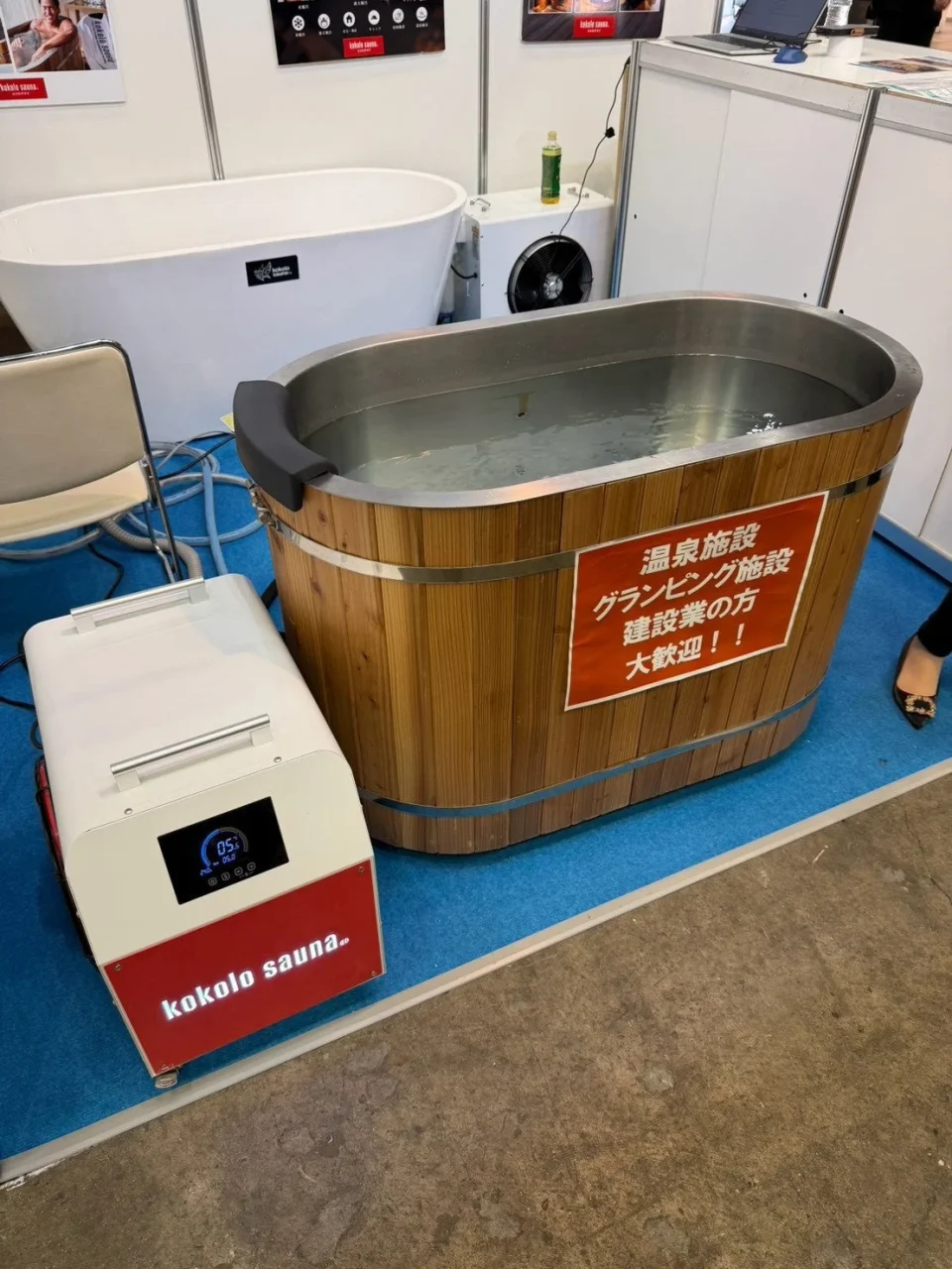 展示ブースに置かれた新型チラーと木桶の水風呂Hagoromo1s