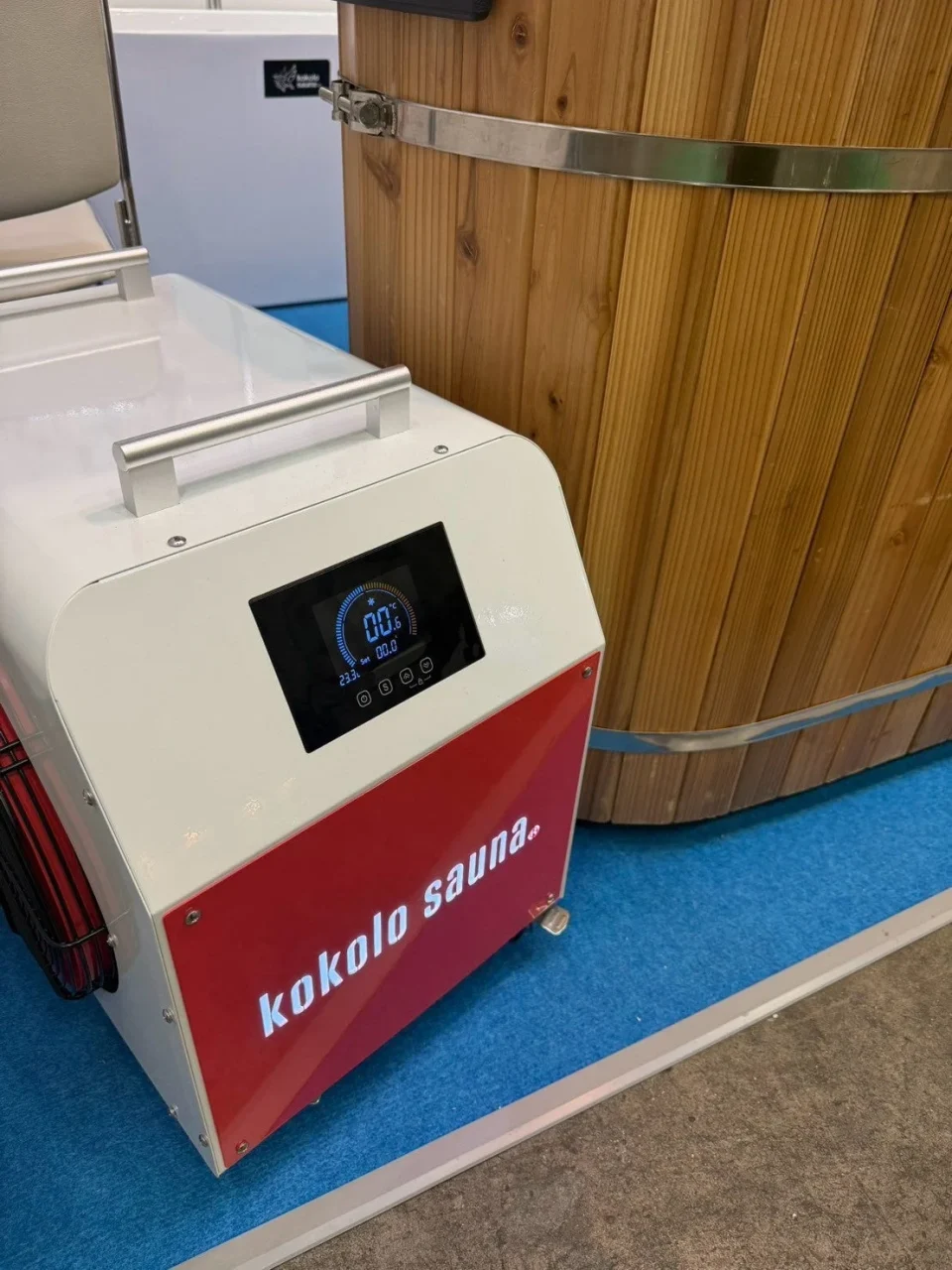 水温0℃を表示した新型チラーのタッチパネルと木製水風呂