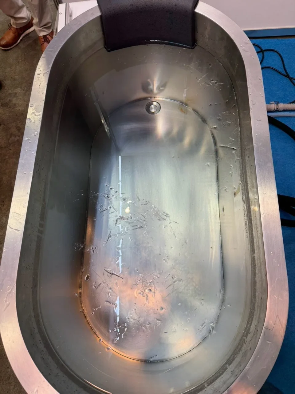 水槽内に生成された氷が浮かぶ、ステンレス製の楕円形水風呂の水面