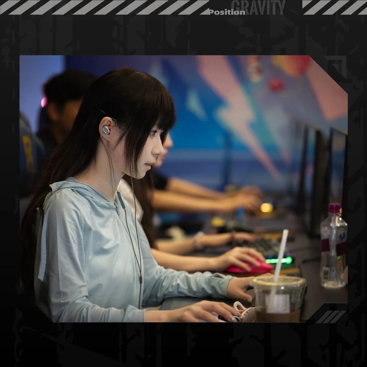 準星 - Positionを耳に装着し、PCでゲームをプレイする女性