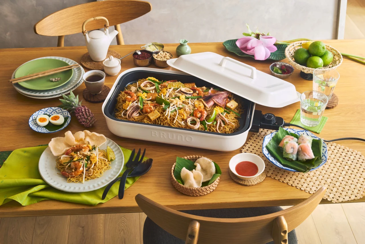 みんなのホットプレートで焼きそばを調理した食卓の様子