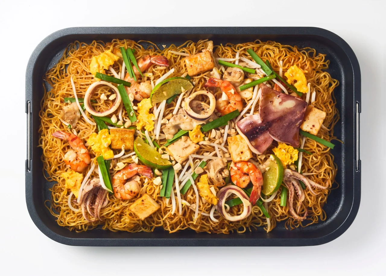 黒い深型プレートに盛られたエスニック風焼きそば