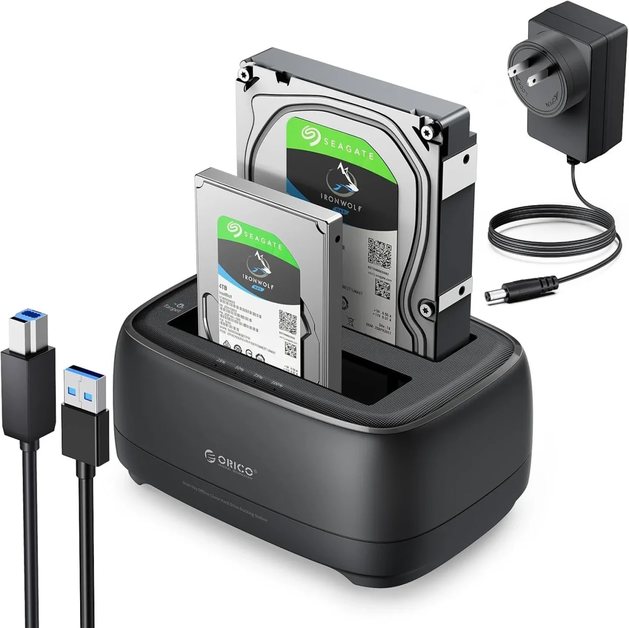 ORICO デュアルベイHDD/SSDクローンスタンドに2台のHDDを挿し、USBケーブルと電源アダプタが並ぶ