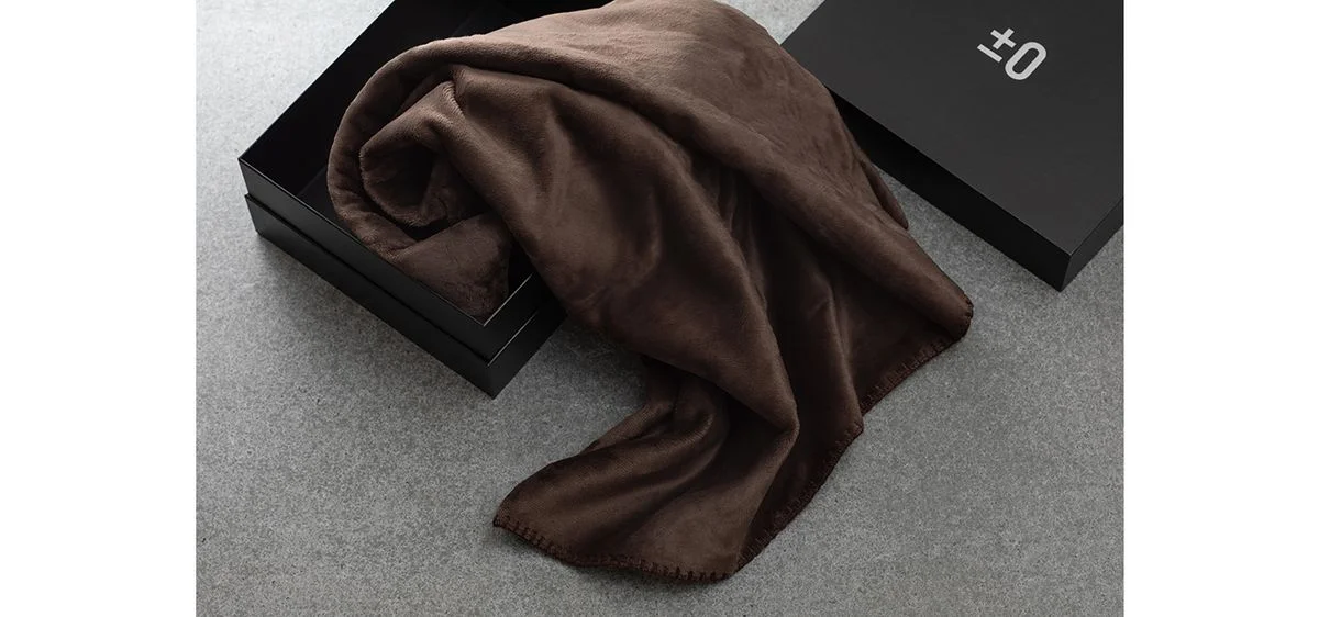 ギフトにもおすすめの電気ブランケット。黒いギフトボックスに入った茶色のブランケット
