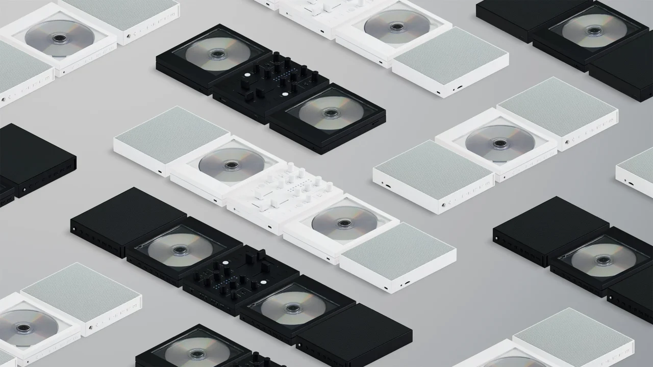 白と黒のCDプレーヤー、ミキサー、スピーカーを並べた配置