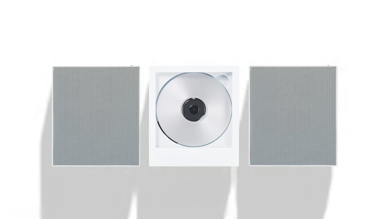stereo set：CDプレーヤーを中央に、左右にグレーのスピーカーを並べた構成