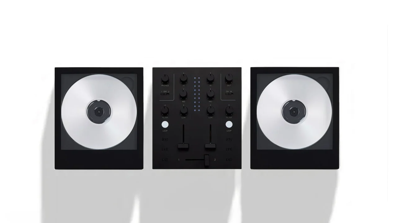 CDJ set：中央にミキサー、両側にCDプレーヤーを並べた黒い機材