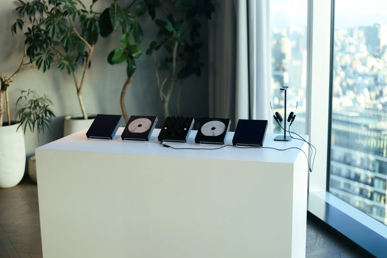 白い台に並ぶCp1、Sp1、Mp1などの黒い機器とヘッドホン