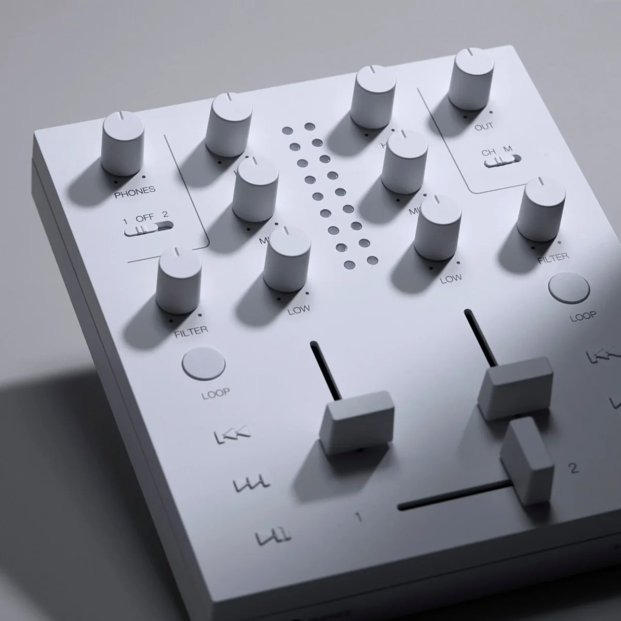 Instant Wireless Mixer Mp1の白いミキサー。ノブとフェーダー、LOOPボタン