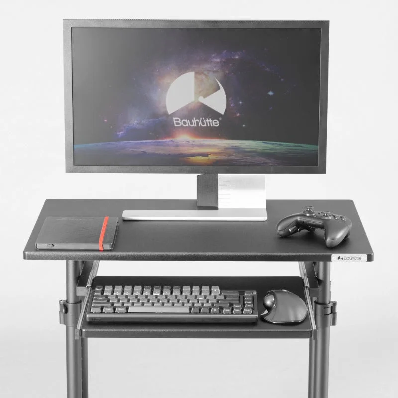 BHD-700Cのメイン天板とキーボードスライダーにモニターやゲームパッドを置いた様子