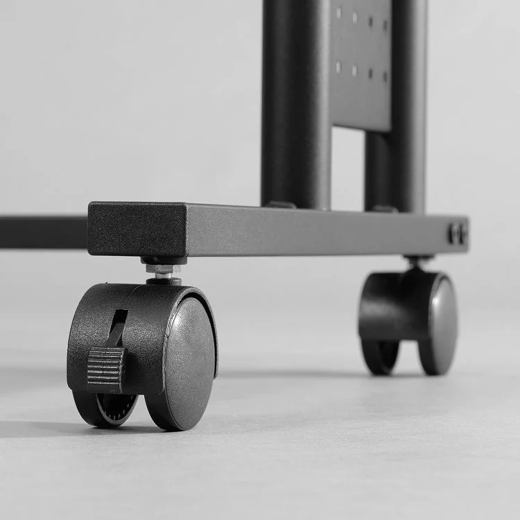 ロック付きキャスターのアップ。黒い脚部フレームに付いたロックレバー付き車輪