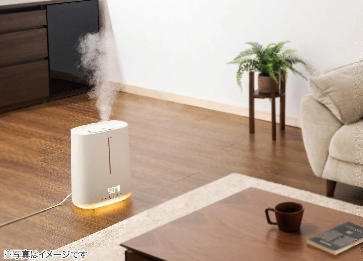 リビングで蒸気を出すハイブリッド加湿方式の白い加湿器