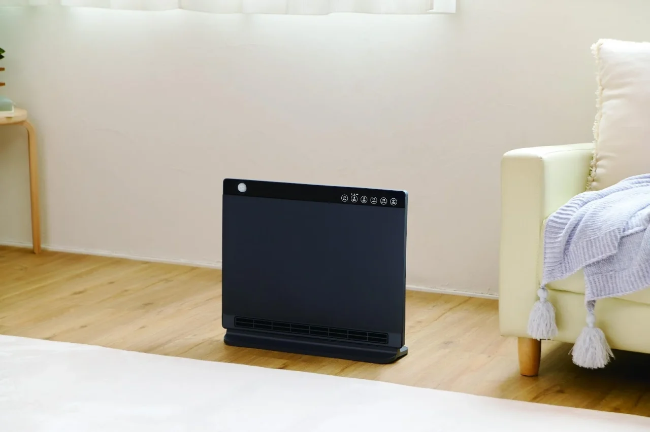 フローリングの部屋に置かれた黒い薄型パネルヒーター