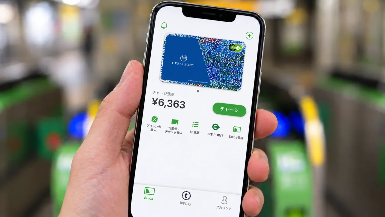 スマホのモバイルSuica画面に表示されたHERALBONYの青いカードフェイス