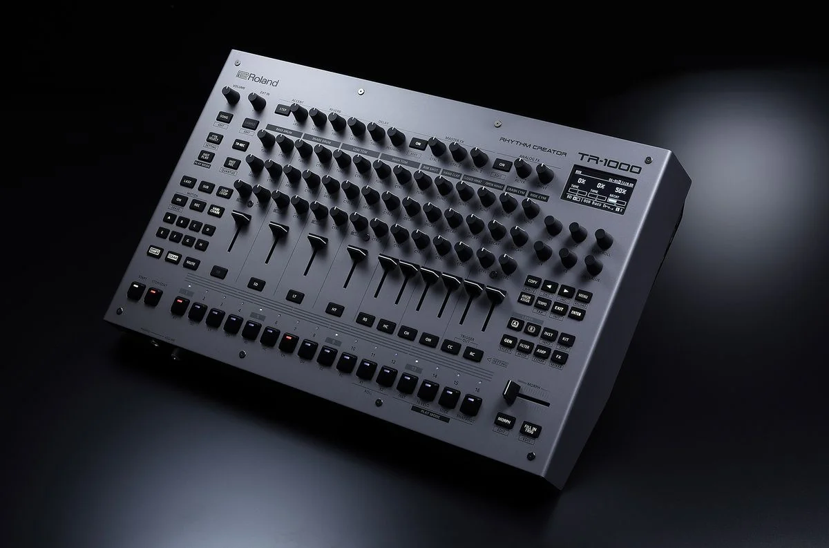 「TR-1000」 多数のノブとフェーダーを備えたグレーのリズム・マシン