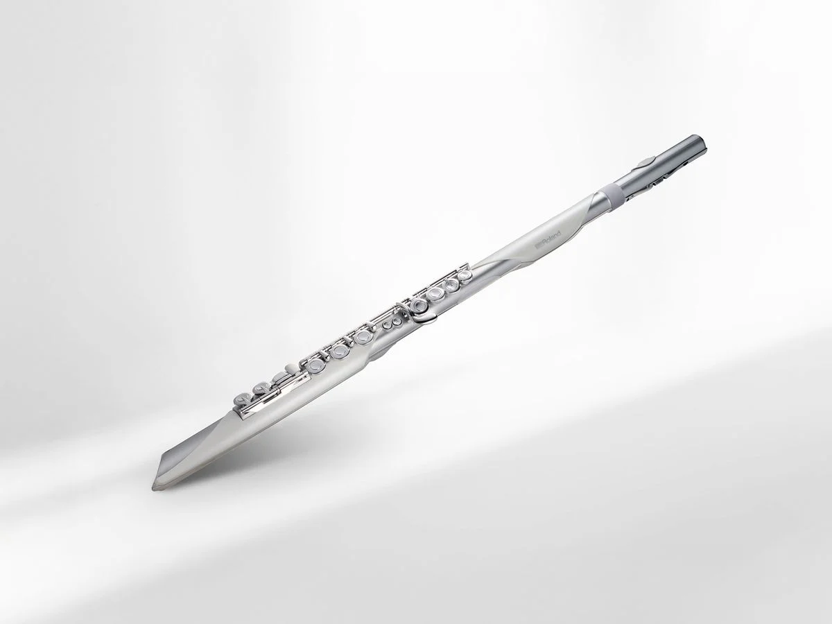 「Aerophone Brisa」 銀白色のフルート型デジタル管楽器