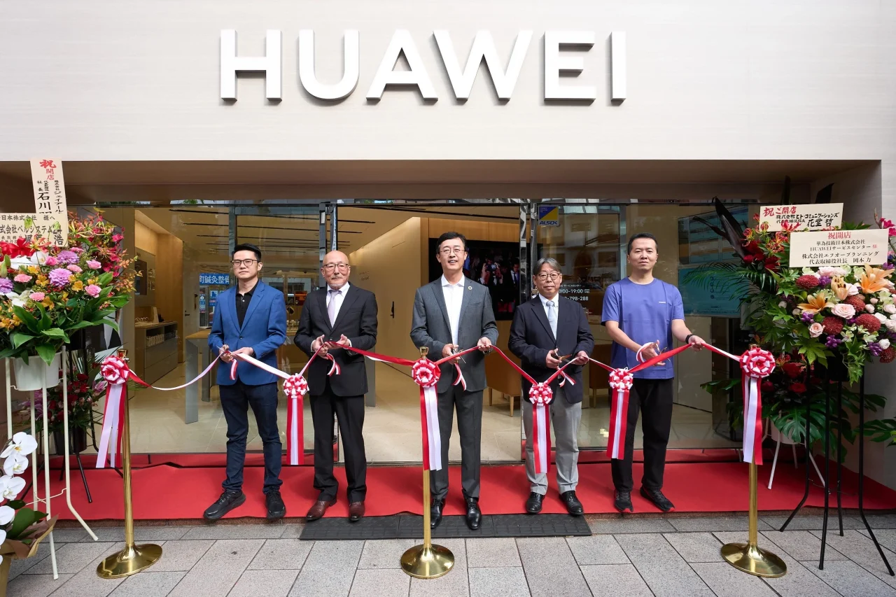 HUAWEI公式サービスセンター店頭で5人がテープカットする様子