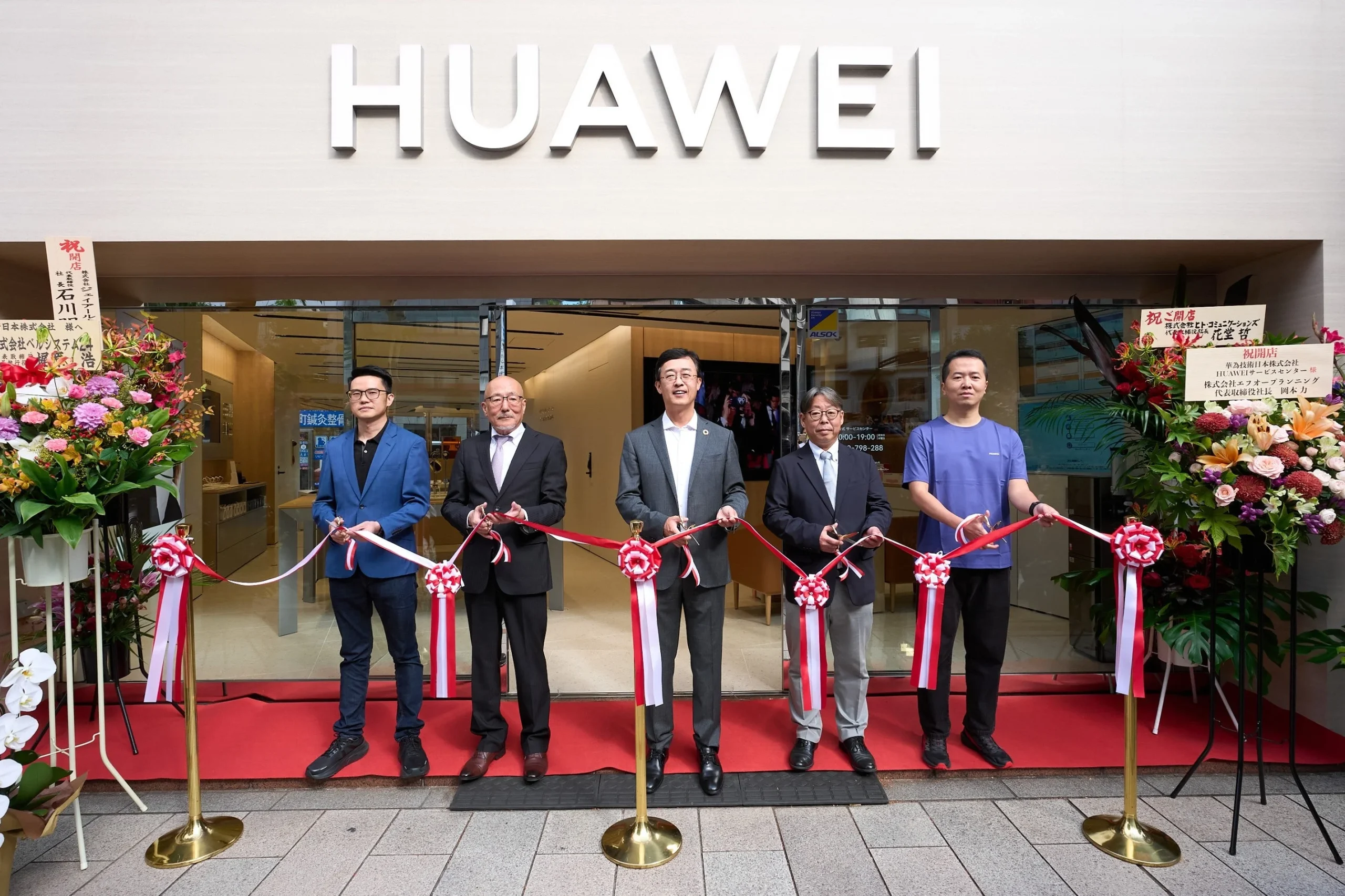 HUAWEI公式サービスセンター店頭で5人がテープカットする様子