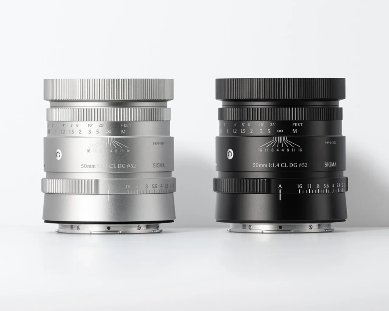 Sigma 50mm F1.4 CL DG | Contemporaryのシルバーとブラックの2本が並ぶ