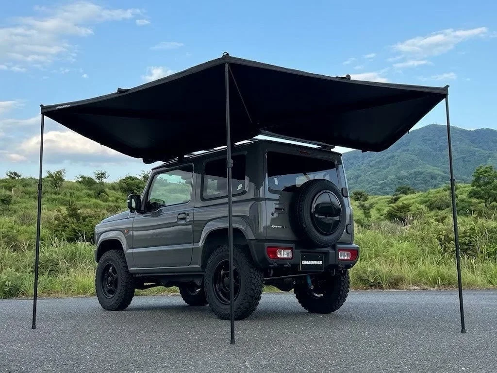 設営時のNEW Lite 270度サイドオーニングを広げた灰色の車