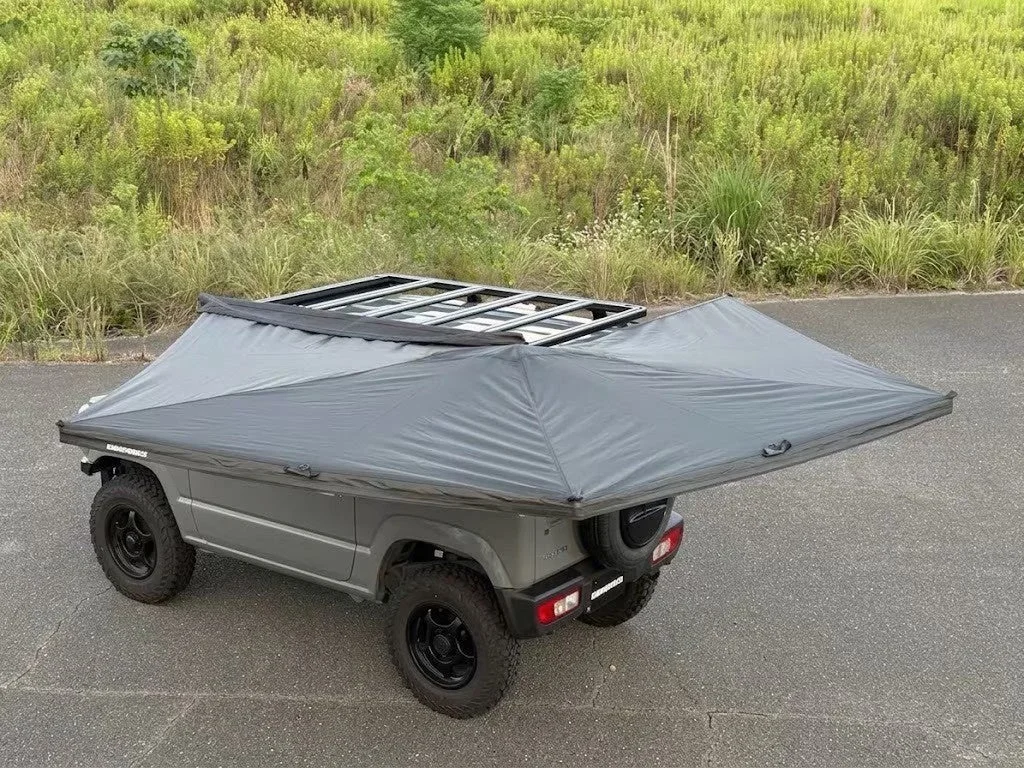 NEW Lite 270度サイドオーニングを展開した小型SUV。灰色の布が屋根から広がる